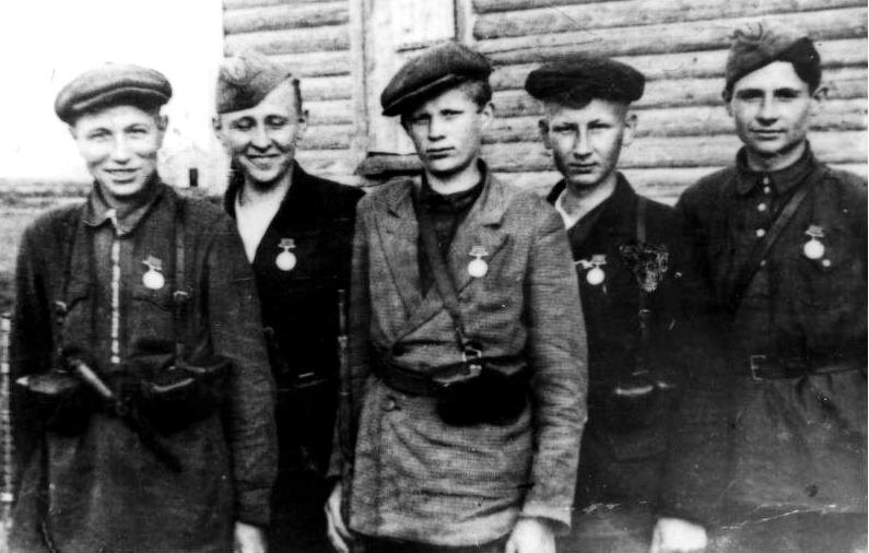 Награжденные бойцы 1-й Белорусской партизанской бригады. Мазур - второй справа. Источник Warspot.ru