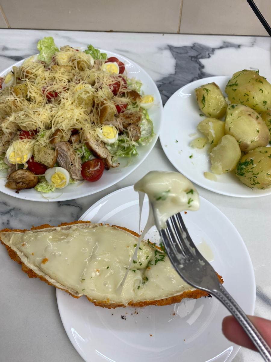 Картошка в духовке с сыром бри.