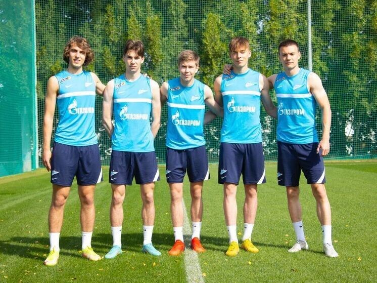     20-летний игрок "Зенита-2" Никита Вершинин (в центре) уже тренируется с основным составом "Крыльев Советов". Фото: телеграм-канал ФК "Зенит"