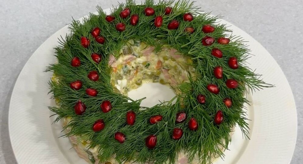 «Что поставить на Новогодний стол 2026 и идеи закусок, салатов и горячих блюд»