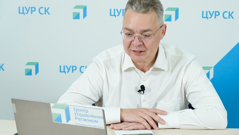    Глава Ставрополья общается с земляками во время прямой линии Фото: Пресс-служба губернатора СК