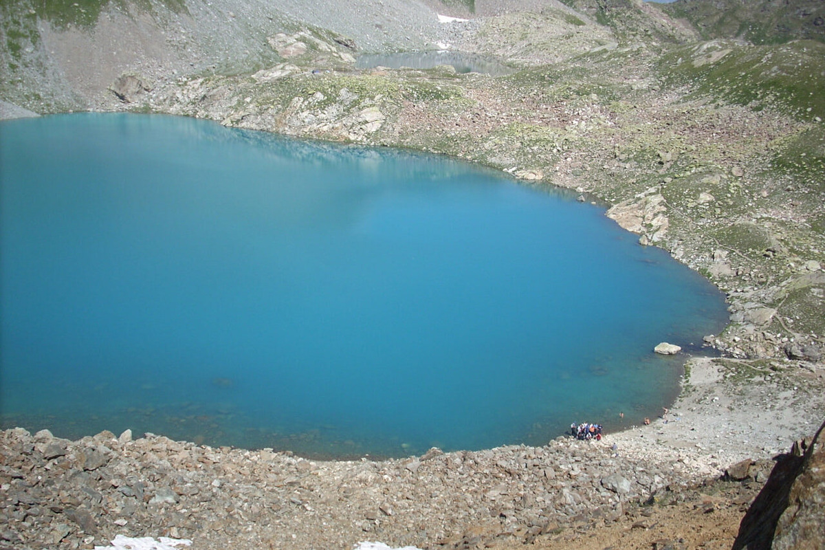 Вода в ледниковых озёрах ярко-голубого цвета и выглядит очень эффектно и живописно. Есть ещё одно название — «голубые глаза» Архыза. Фото: Эдуард / Яндекс Карты