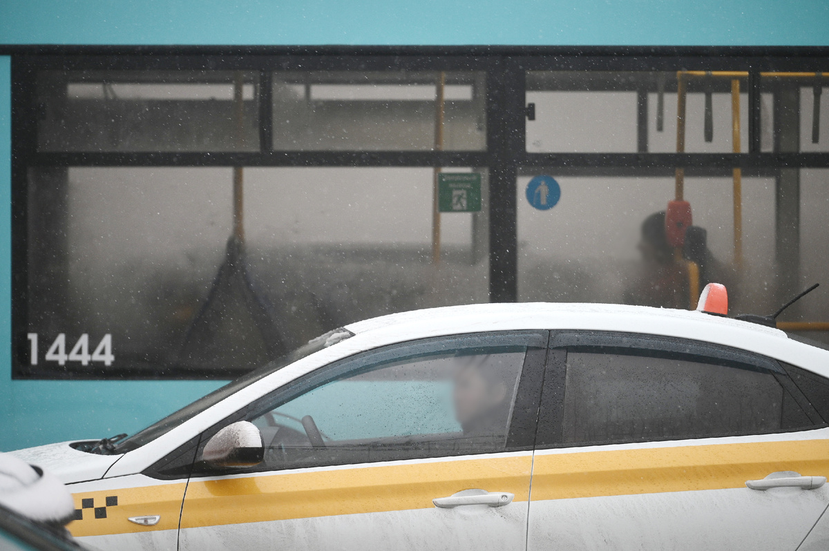 Мужчина стал работтаь таксистом. Фото: Алексей Булатов