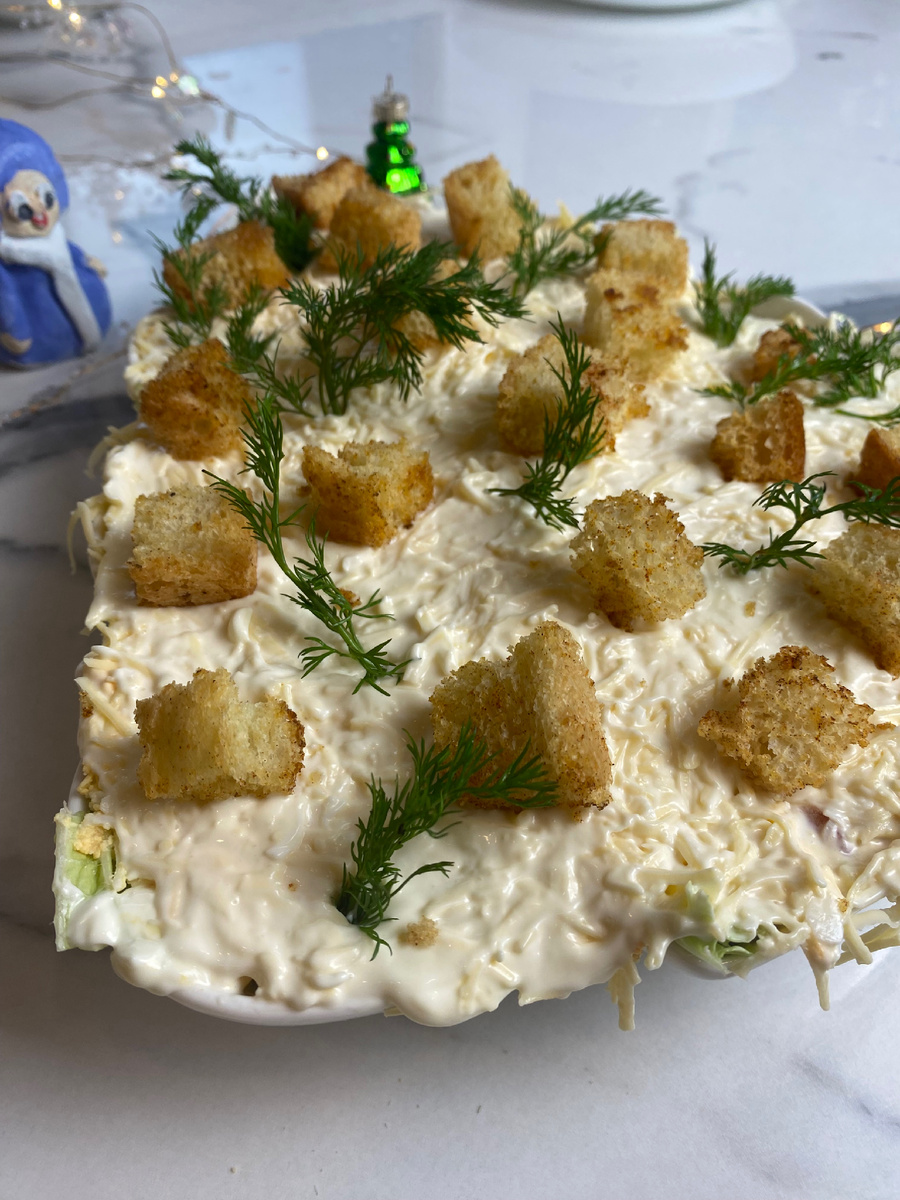 Новогодний салат с копченой курицей.