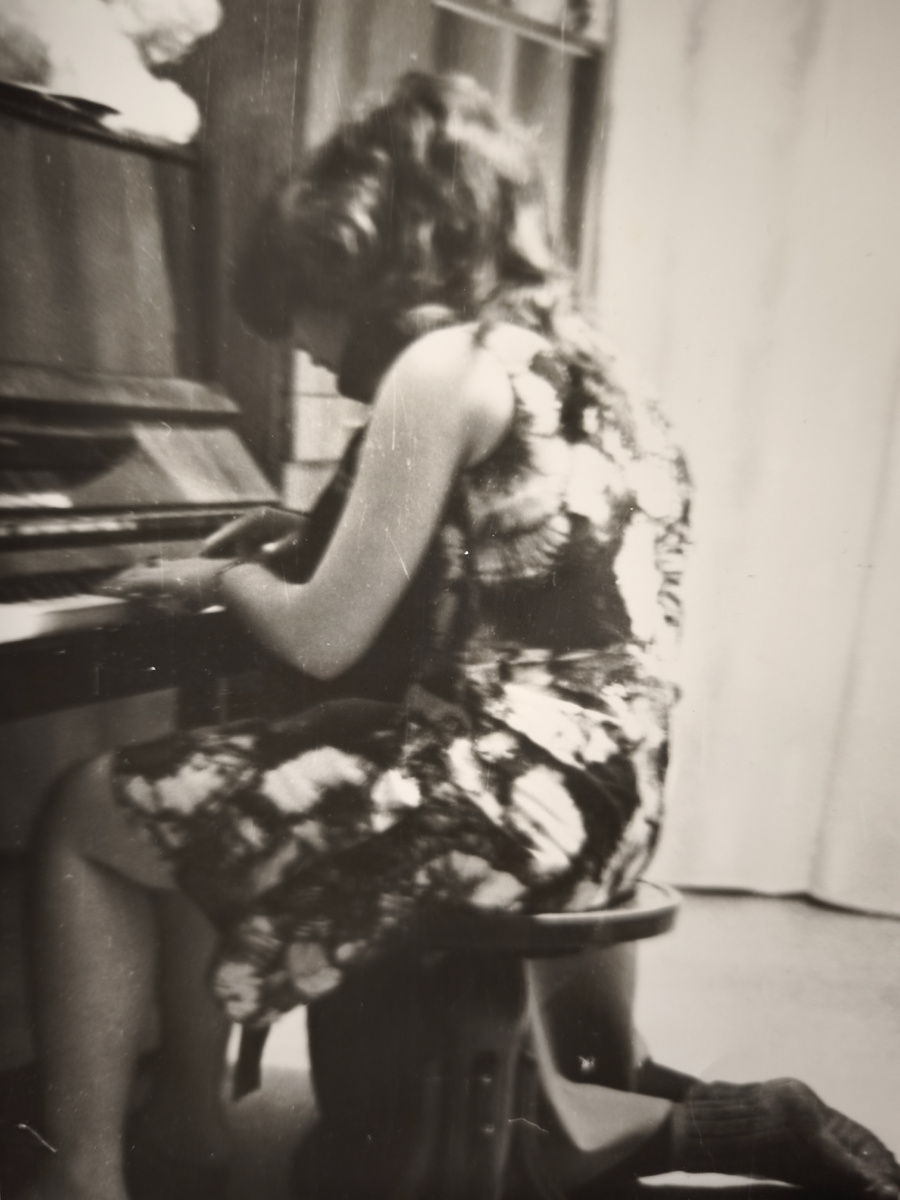 Фото 📷 автора. Сижу за фортепиано, деловая