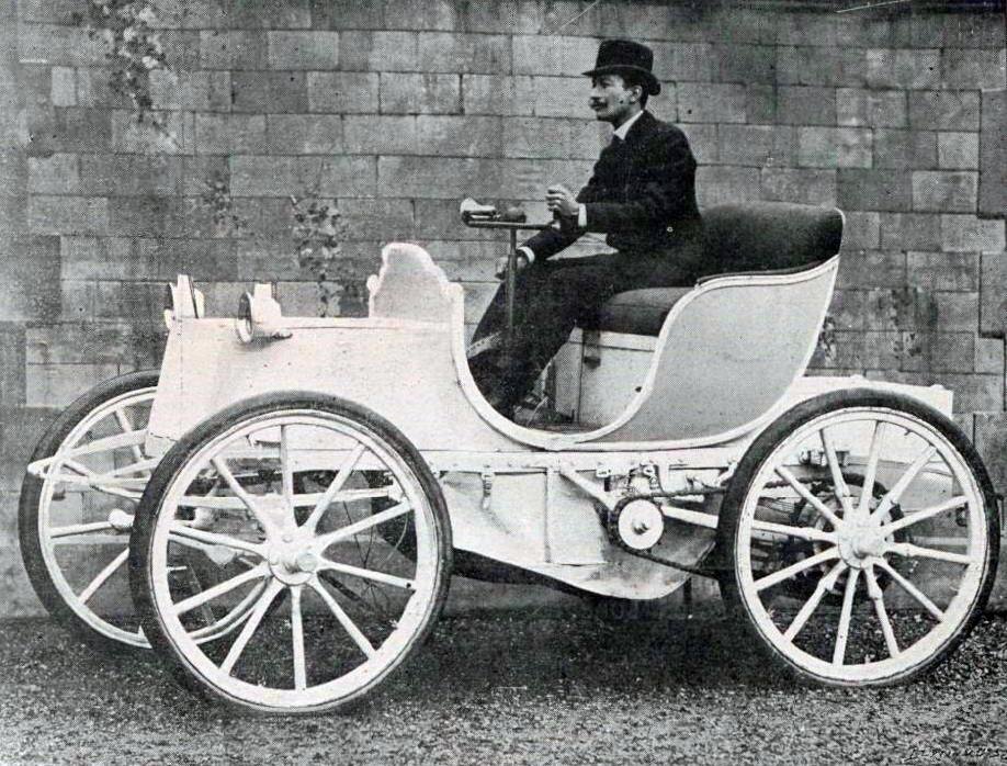 Гастон де Шасслу-Лоба за рулём Jeantaud Duc, 1899 год