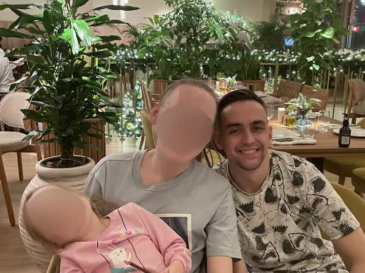 Фотография Ильи с женой и дочерью