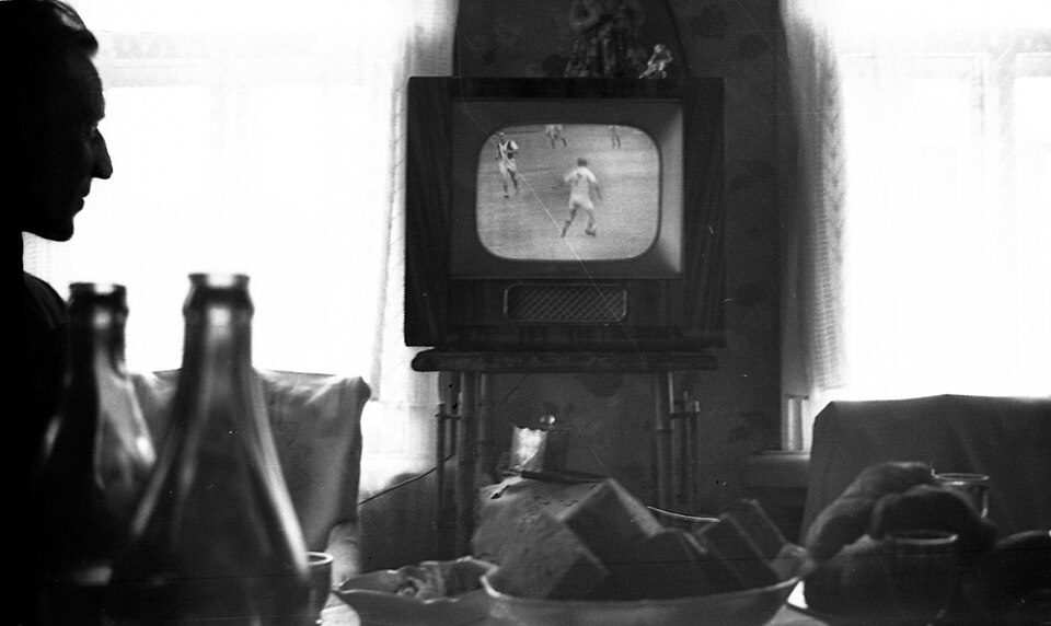 Просмотр телевизора марки Рекорд-Б приблизительно 1958 год. By Апатинаити - Own work, CC BY-SA 3.0