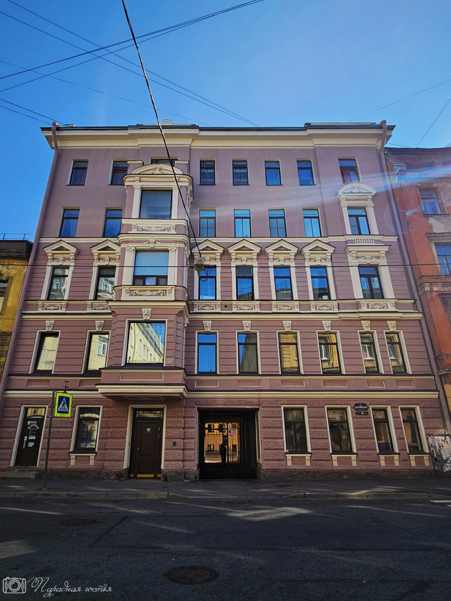 Фасад дома не сразу привлекает внимане прохожих. Фото: Парадная гостья