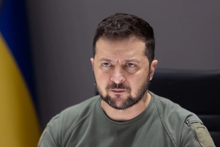     На Украине появилось видео, где Зеленский заявляет, что готов признать Крым и Донбасс российскими территориями