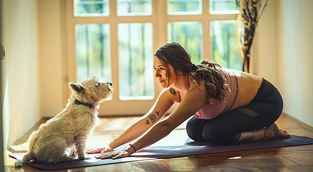 Инструктор по йоге рассказала о пользе позы «собака мордой вниз»