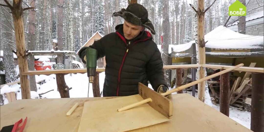 Натираем лопату парафином