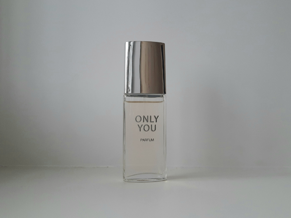 Верхние ноты: Лимон, Бергамот и Нероли; средние ноты: Фиалка, Жасмин и Кедр; базовые ноты: Ветивер, Мускус и Амбра.