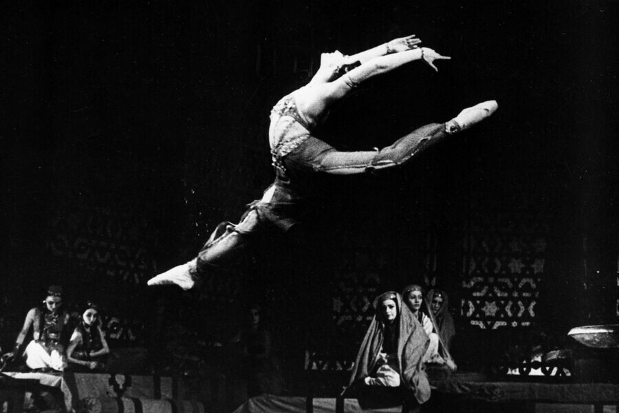 Майя Плисецкая в танце. Фото из открытых источников. 
