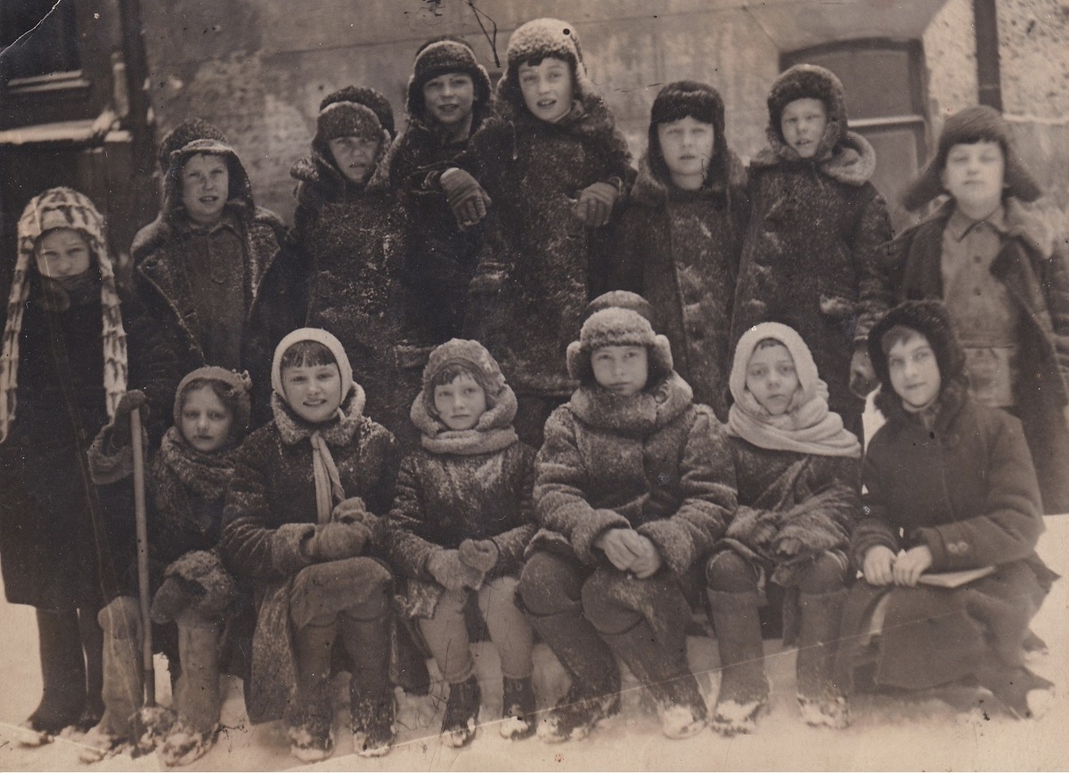 Дети в Московском дворике на Арбате. Мама в нижнем ряду первая слева. 1941 год. Войны еще нет!