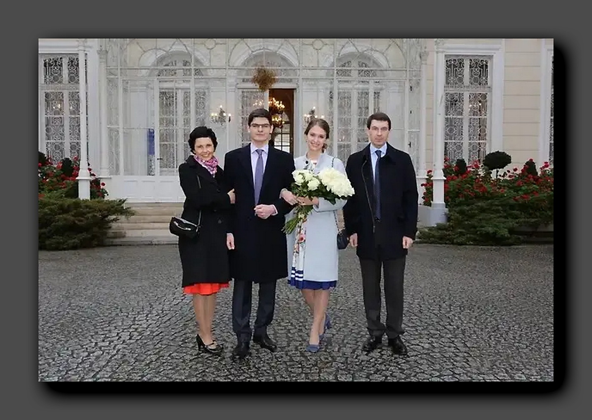 Щеголев с женой, сыном и невесткой. Фото из открытых источников