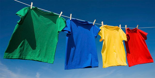 Как вернуть свежесть даже старым футболкам: домашний способ для чистоты стирки