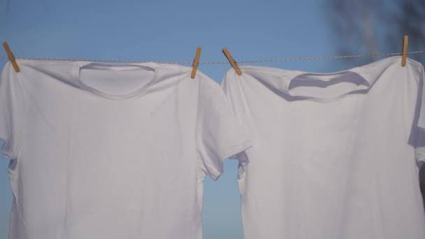 Как вернуть свежесть даже старым футболкам: домашний способ для чистоты стирки