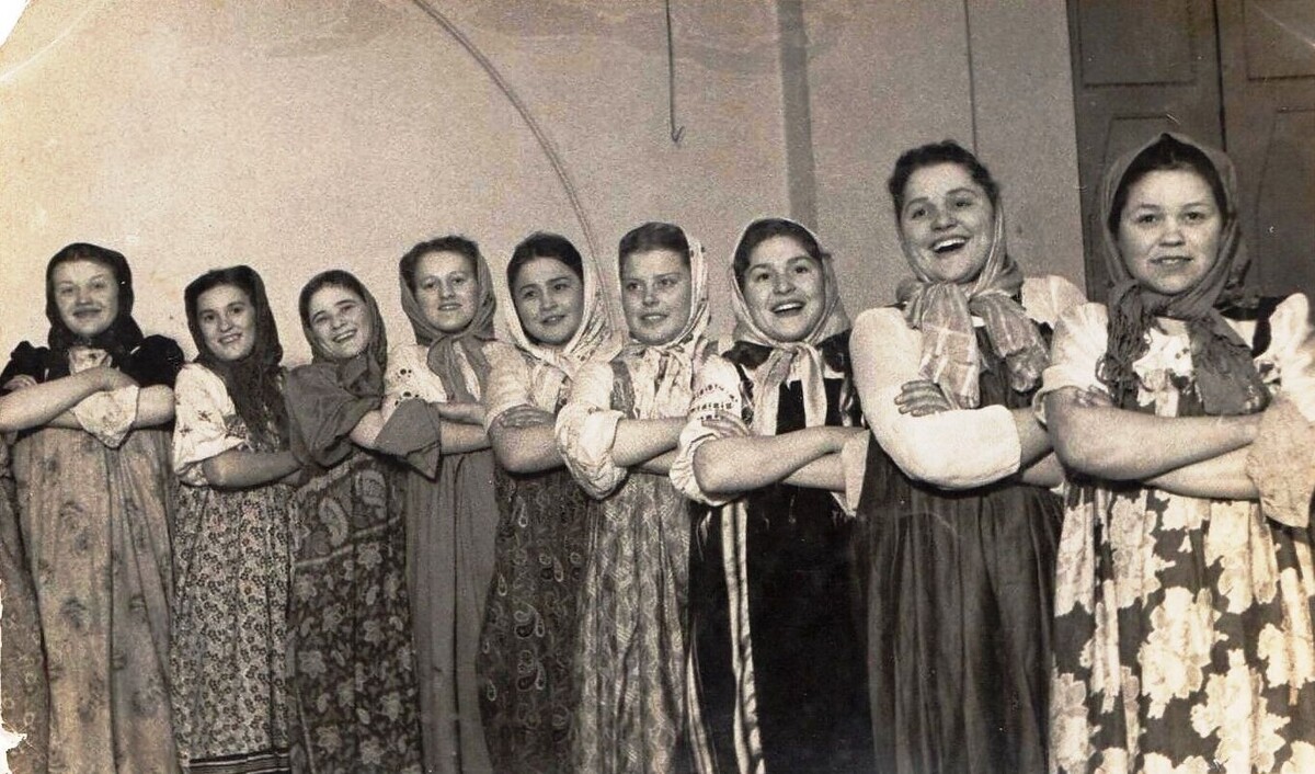 Фото из открытых источников. Хор русской  песни Большемуртинского РДК. А.П. Самсонова крайняя слева.