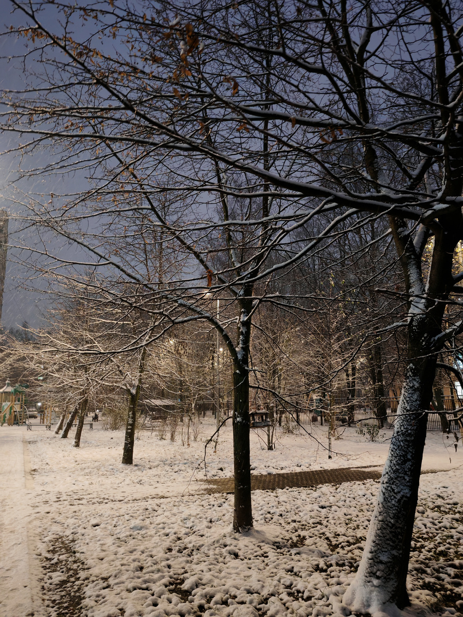 Здесь снег идёт, но не такой крупный, как у нас. Расстояние между локациями около 50 км.  По дороге на работу