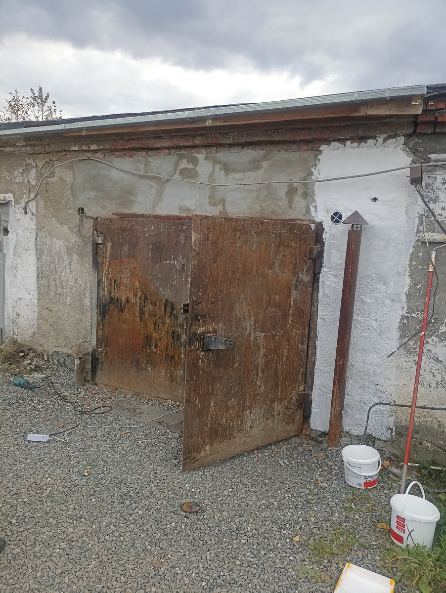 Еле успел сфоткать, отец у меня шустрый, но вот как то так стала выглядеть внешка, после штукатурных работ.