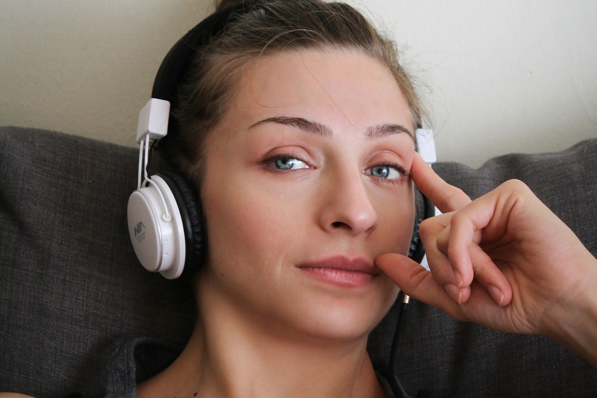     Ученые: даже если вы не музыкант, вы бессознательно моргаете в такт музыке