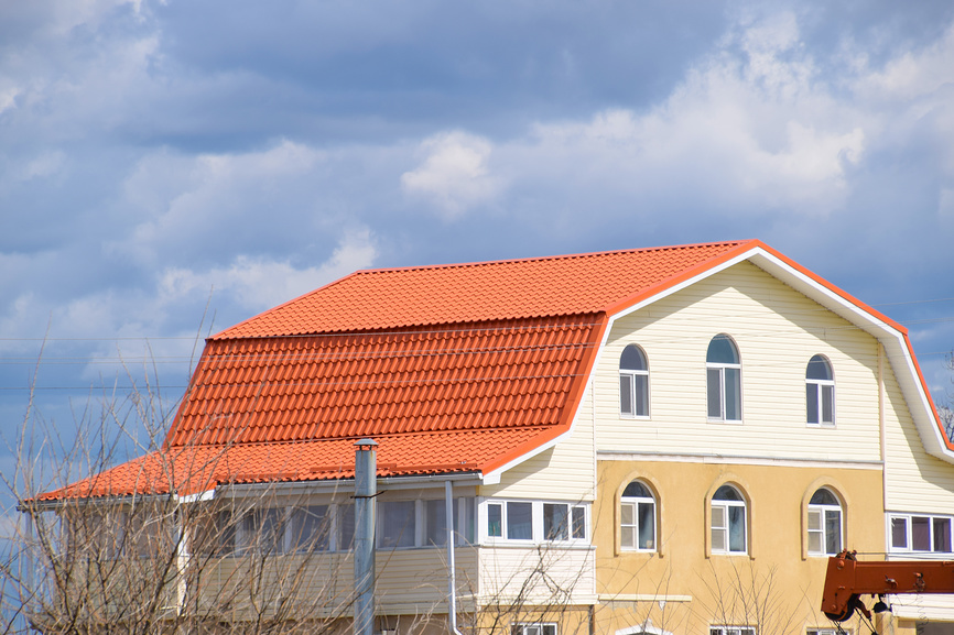 Дом с трапециевидным фронтоном