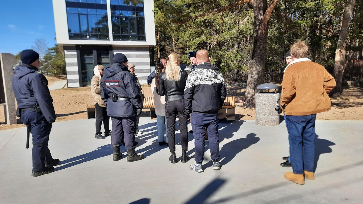 Съемка на Ласковом пляже в окружении полиции 2 апреля 2025 года