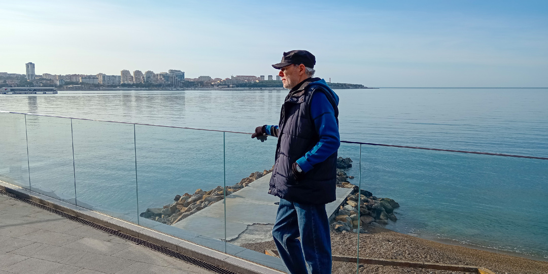 — Другой бы на твоём месте, Игорь, позвонил бы жене и намекнул ей, чтобы она и меня пригласила на свой день рождения. Я ведь её подруга