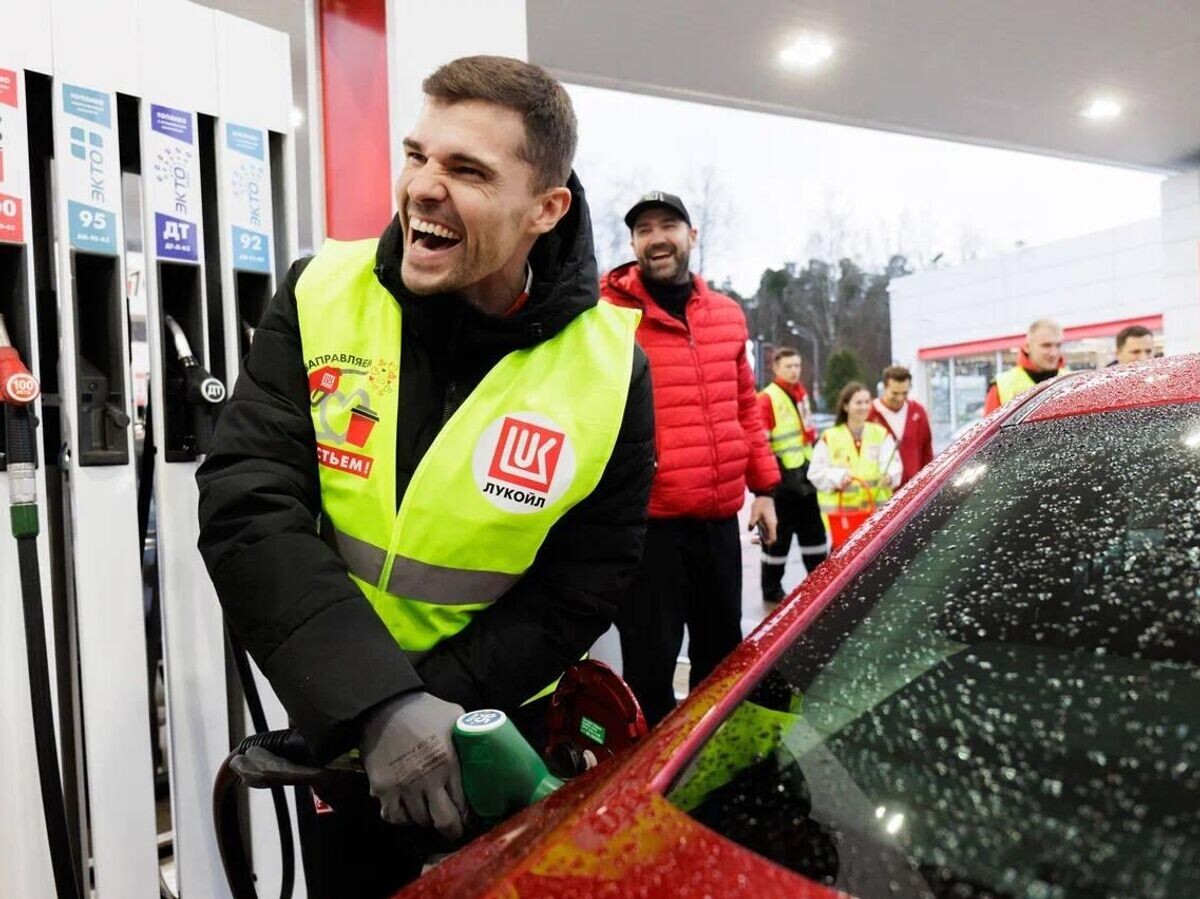  Роман Зобнин на АЗС© Фото : соцсети ПАО "Лукойл"