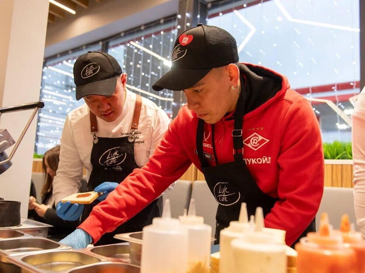  Эсекьель Барко на АЗС© Фото : соцсети ПАО "Лукойл"