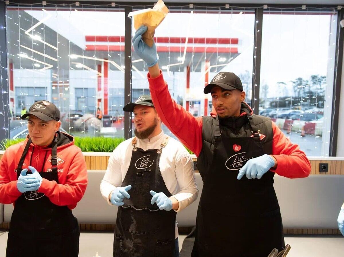  Александр Джику на АЗС© Фото : соцсети ПАО "Лукойл"