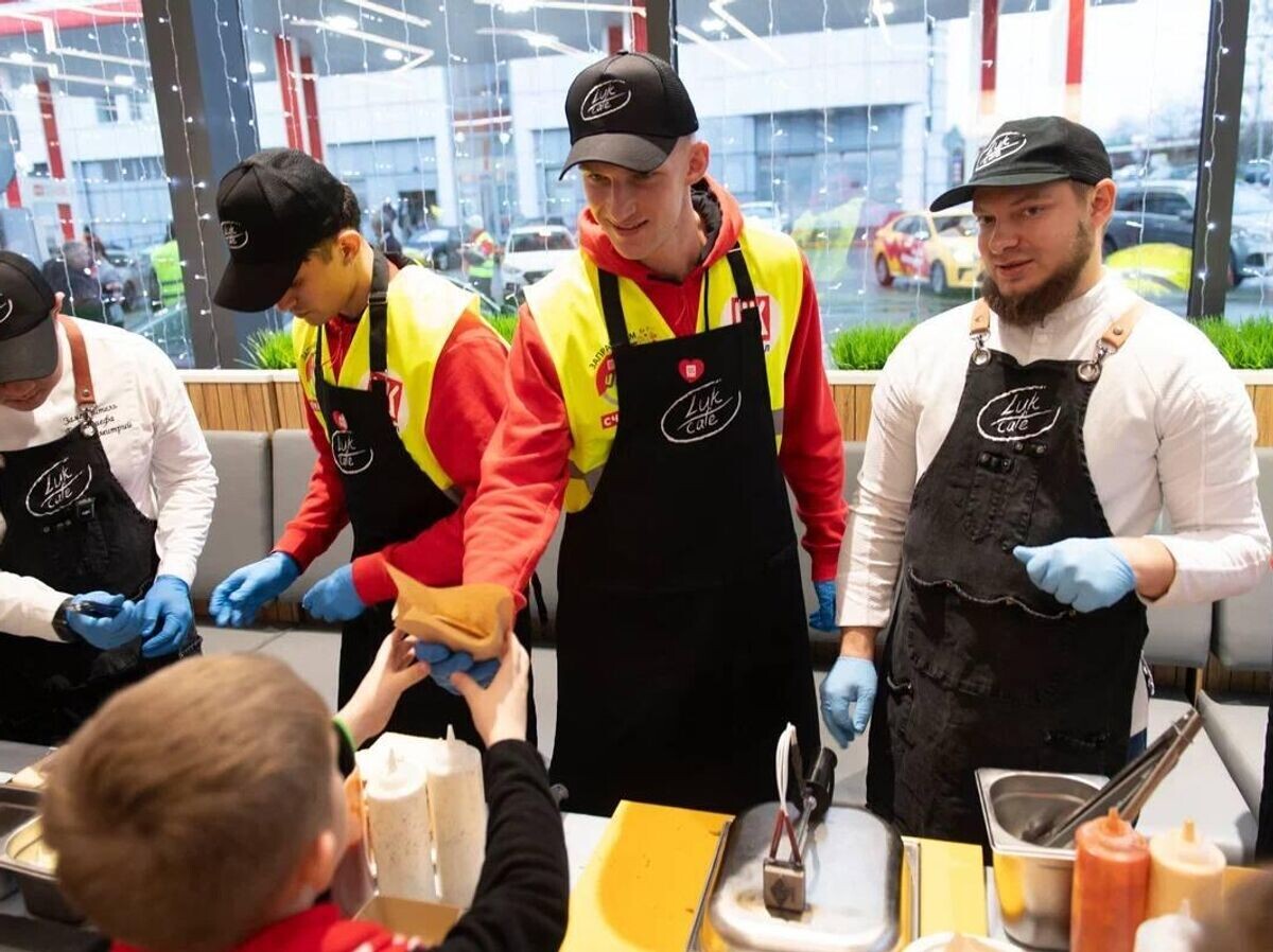  Даниил Денисов на АЗС© Фото : соцсети ПАО "Лукойл"