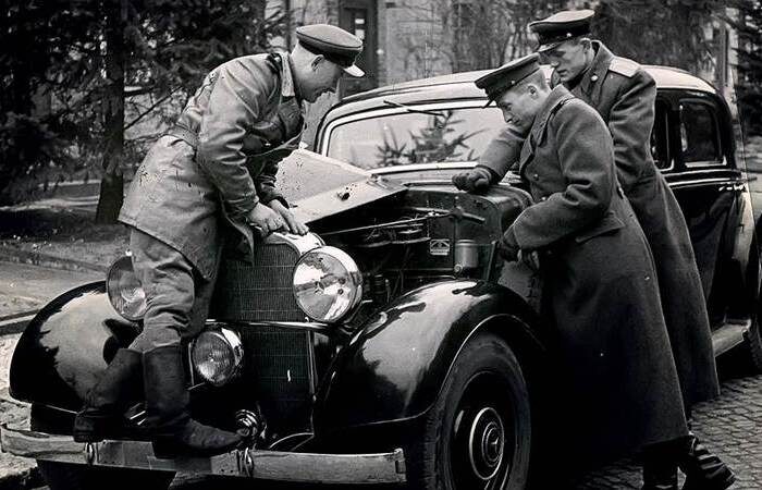 Советские офицеры у трофейной легковой машины