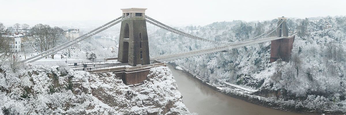 Клифтонский мост в Бристоле. Мосты в романе упоминаются. "Внезапно-река. Тут она не была покрыта льдом (замерзла выше), но текла медлительно, вязко, обматывала устои мостов, точно буксирными тросами" (с)