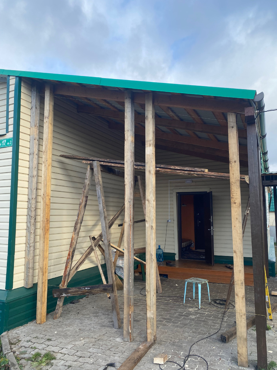 Вертикальные стойки установили, сверху крепили гвоздями, снизу на угольники и на анкерные болты к основанию