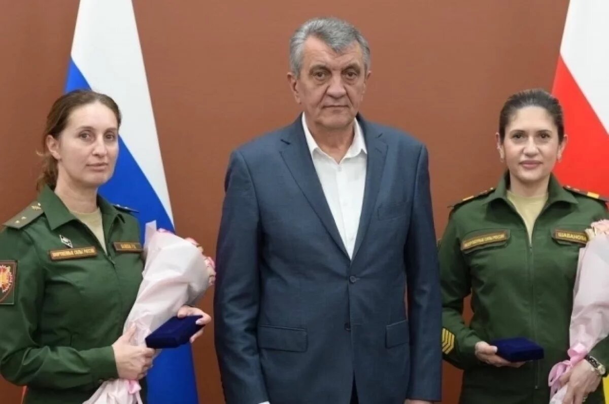    Глава Северной Осетии Сергей Меняйло наградил девушек-участниц СВО