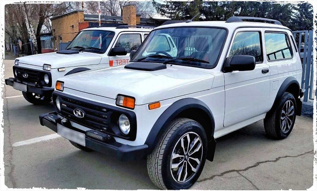 Найдите 10 отличий, кроме пластика и цены. За 47 лет машина не изменилась, но ее цена выросла в десятки раз, превратив рабочий инструмент в предмет роскоши.