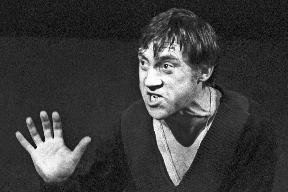    Артист Владимир Высоцкий в роли летчика в спектакле "Добрый человек из Сезуана" драматурга Бертольда Брехта. 1971 год ./Виктор Великжанин / ТАСС