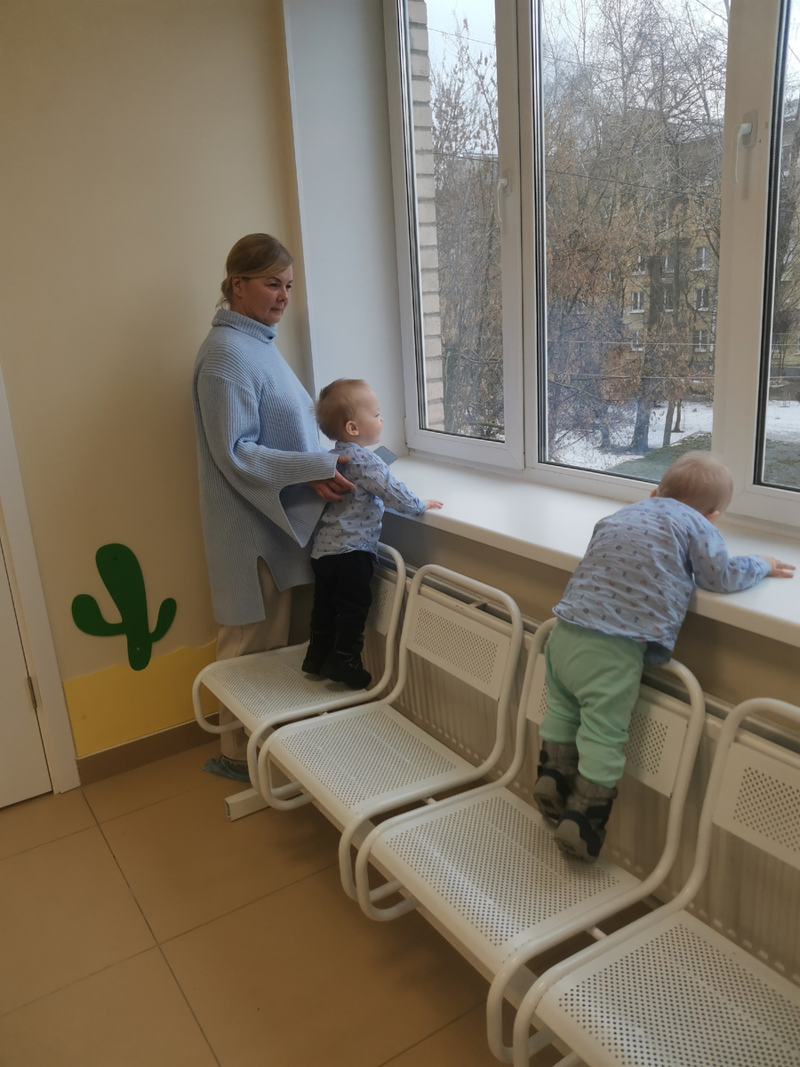 С социальной няней в поликлинике. Двойняшкам 1 год 5 месяцев 
