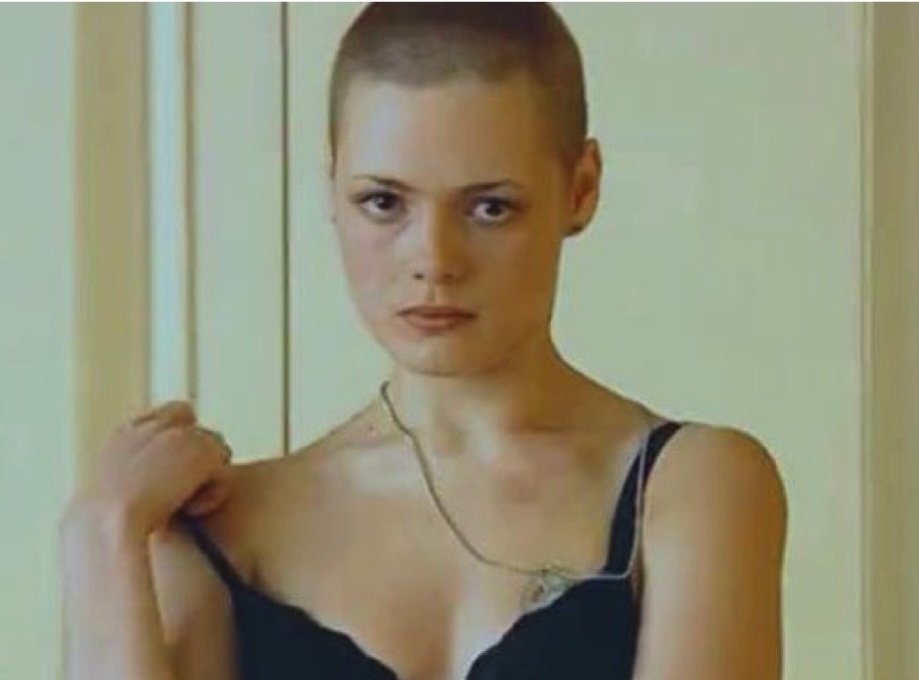 Анна Миклош ради роли в сериале «Крот-2» согласилась на прическу «под ноль»