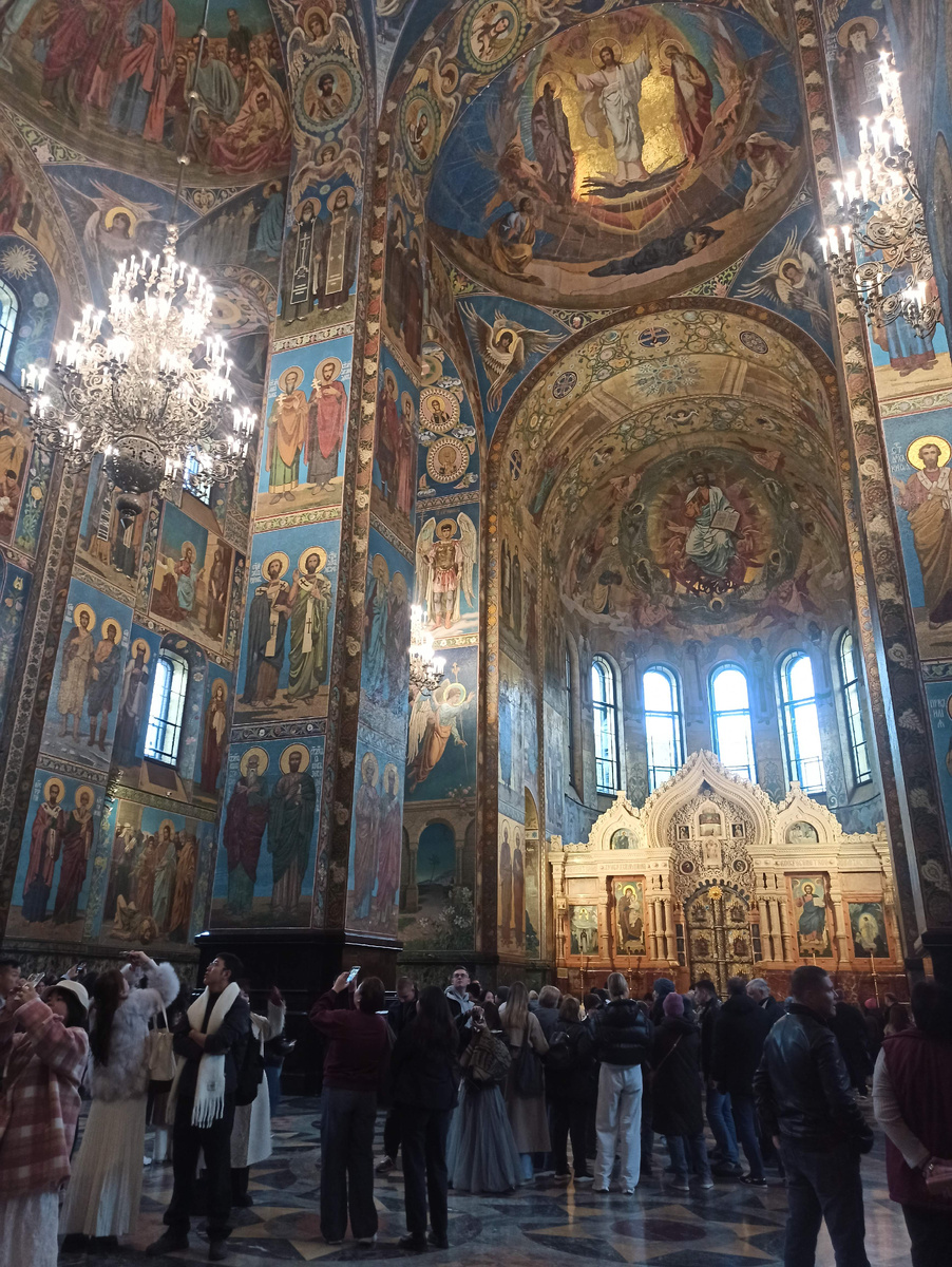 Несмотря на осень, очень много туристов