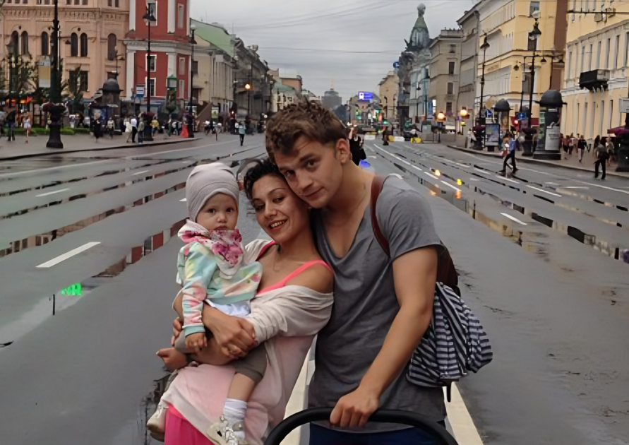 Алексей с женой и дочкой