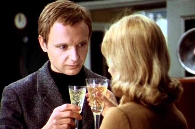 В канун праздника все собирались у телевизора для просмотра теперь уже легендарной картины «Ирония судьбы, или С лёгким паром».  