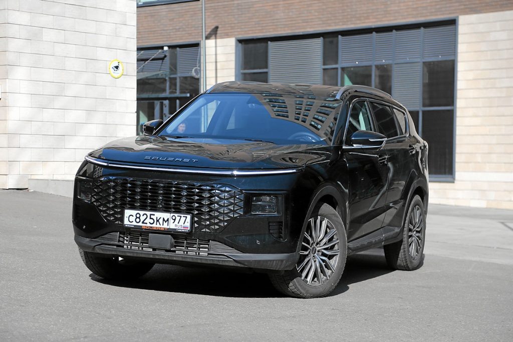 Внешность появившегося в 2018 году Jetour X70 нарисовал дизайнер Линь Хайбо, а в 2024‑м машина пережила рестайлинг — и в таком виде превратилась в Soueast S07.