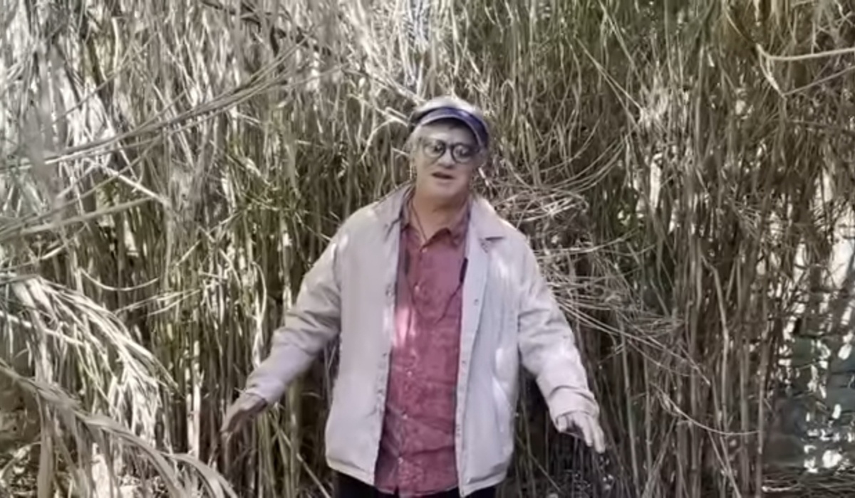 Фëдоров в каких-то зарослях (кадр из "клипа") 