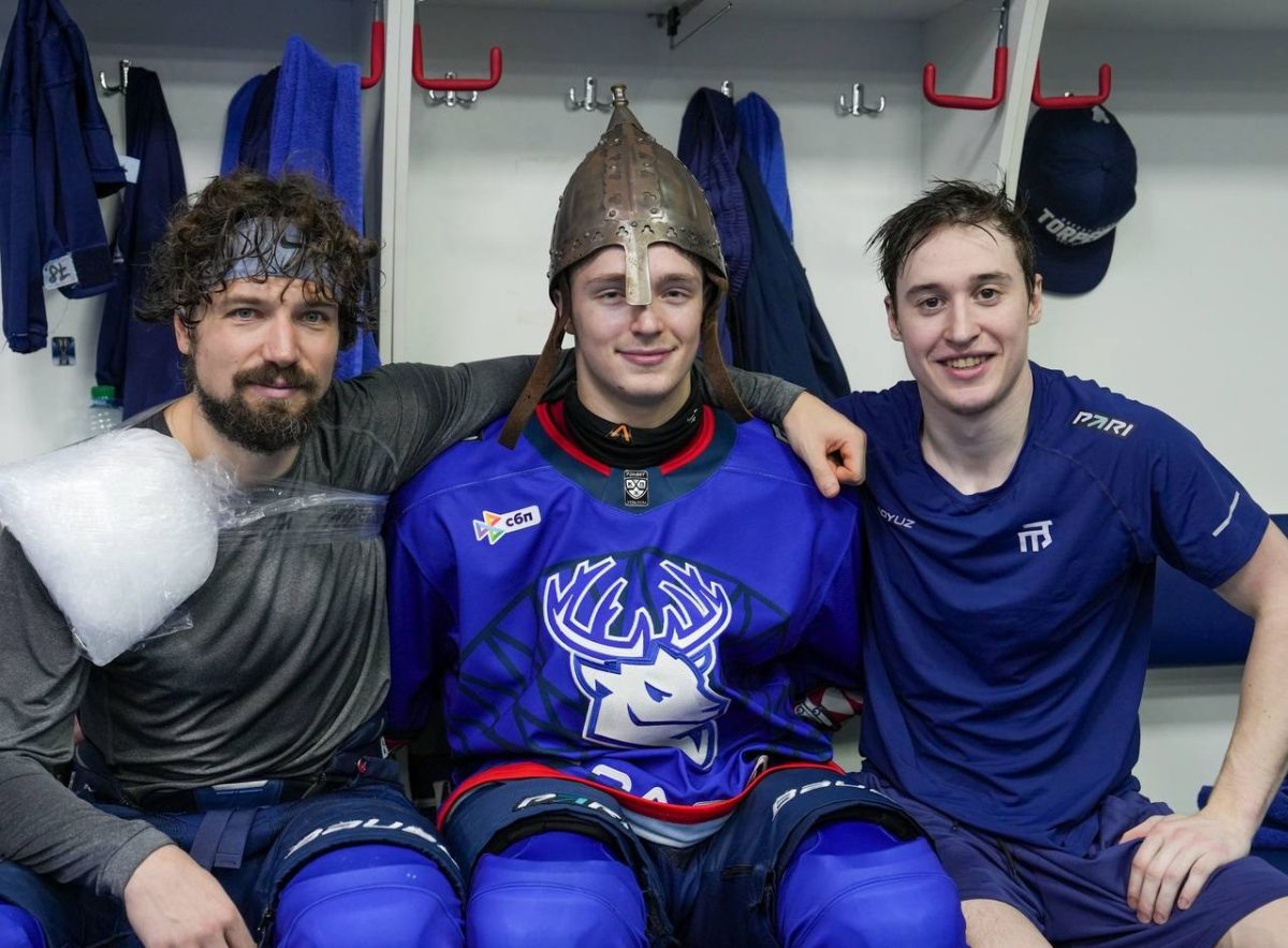    Шлем лучшего игрока Алексей Кручинин (слева) вручил забившему победный гол Виктору Фёдорову, чьим соавтором стал Василий Атанасов