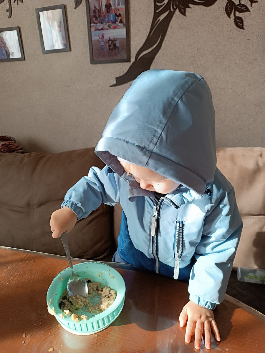 На улицу? Подожди, мам, я кашу по столу размажу😁