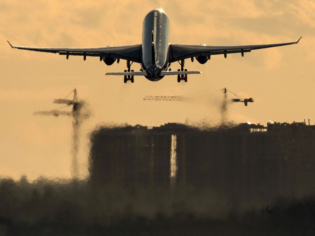    Самолет Airbus A330 авиакомпании "Аэрофлот" совершает взлет в международном аэропорту Шереметьево.© РИА Новости / Максим Блинов
