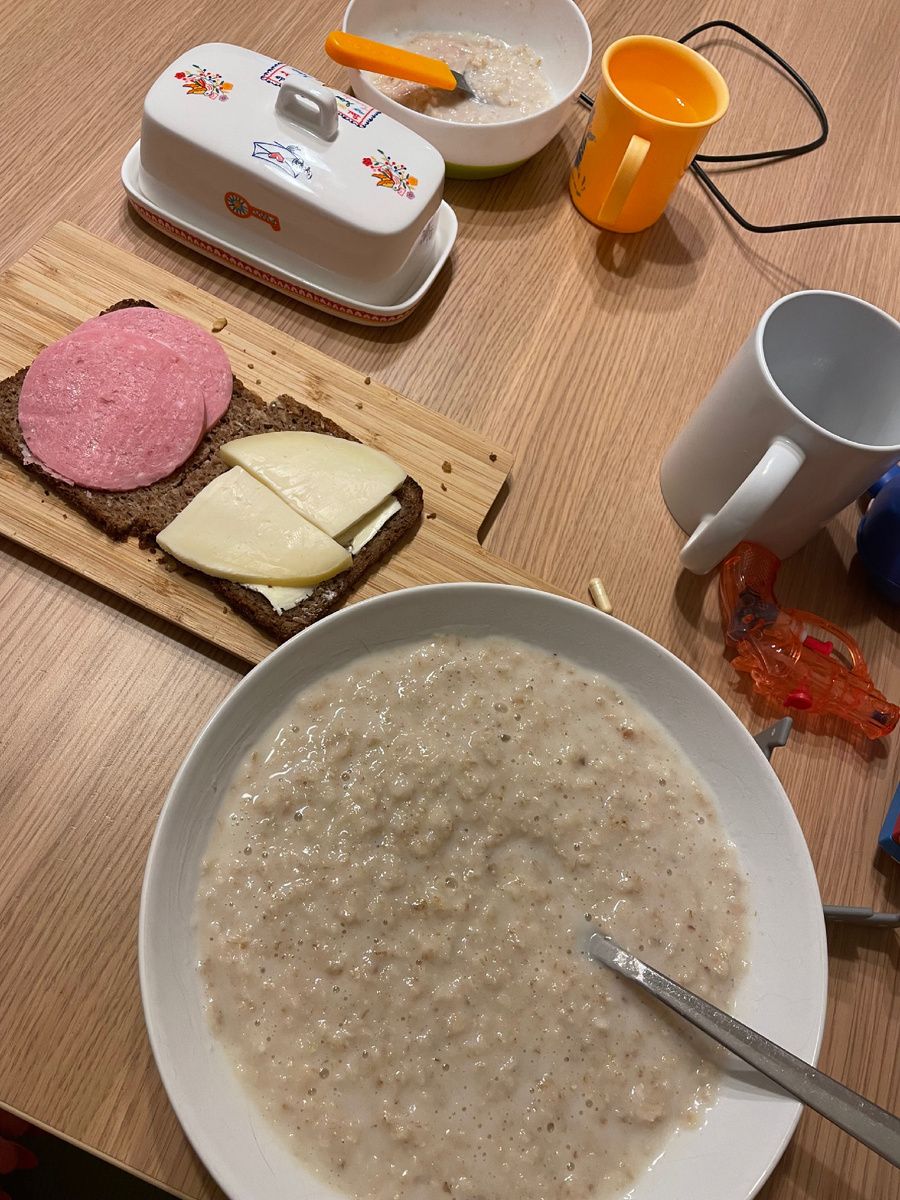 Овсяная каша и бутерброды 